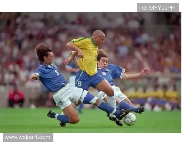 足球巨星归来:回到故乡球场的感动时刻与情感碰撞 足球巨星归来:回到故乡球场的感动时刻与情感碰撞